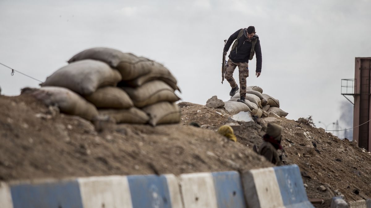 Syrští Kurdové bojují o věznici obsazenou IS. Padlo tam už 181 lidí